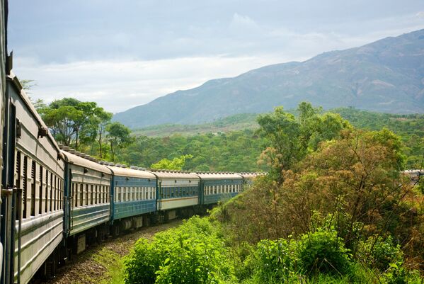 Rota ferroviária operada pela empresa Tazara Rail, que liga a Tanzânia e a Zâmbia ao continente africano - Sputnik Brasil