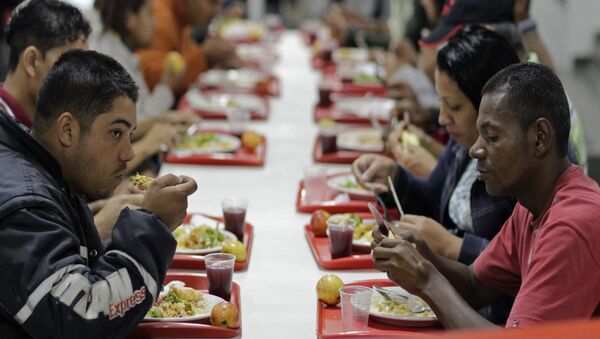 Pessoas comem em restaurante popular patrocinado pelo governo do Brasil no âmbito do Programa Fome Zero, São Paulo, 22 de julho de 2011 - Sputnik Brasil