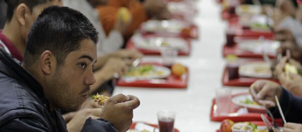 Pessoas comem em restaurante popular patrocinado pelo governo do Brasil no âmbito do Programa Fome Zero, São Paulo, 22 de julho de 2011 - Sputnik Brasil