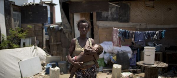 Mãe e filho em uma comunidade pobre e carente do Rio de Janeiro Mãe e filho em uma comunidade pobre e carente do Rio de Janeiro - Sputnik Brasil