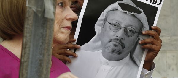 Pessoas seguram sinais durante um protesto na Embaixada da Arábia Saudita sobre o desaparecimento do jornalista saudita Jamal Khashoggi. - Sputnik Brasil