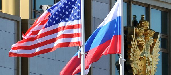 Esta foto tirada em 7 de maio de 2013 mostra bandeiras russas e americanas no Aeroporto de Moscou Vnukovo - Sputnik Brasil