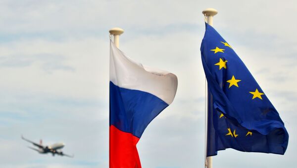 Bandeiras da Rússia e da União Europeia (arquivo) - Sputnik Brasil
