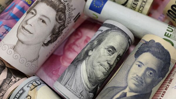 Notas de euro, dólares americanos e de Hong Kong, libras e yuan chinês - Sputnik Brasil