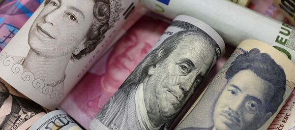 Notas de euro, dólares americanos e de Hong Kong, libras e yuan chinês Notas de euro, dólares americanos e de Hong Kong, libras e yuan chinês - Sputnik Brasil