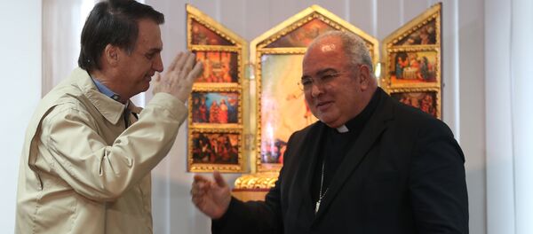 Jair Bolsonaro presta continência ao cardel e bispo do Rio de Janeiro, Dom Orani Tempesta. Jair Bolsonaro presta continência ao cardel e bispo do Rio de Janeiro, Dom Orani Tempesta. - Sputnik Brasil