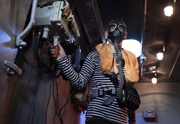 Marinheiro da Frota do Pacífico treinando operações de combate ao fogo em um centro de preparação durante exercícios militares em Vladivostok - Sputnik Brasil