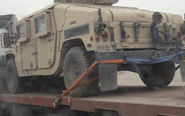 Veículo blindado sendo enviado pelos EUA ao Conselho Militar de Manbij, na Síria - Sputnik Brasil
