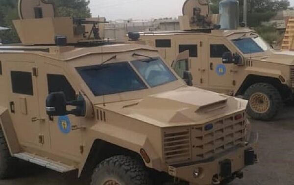 Veículos blindados, enviados pelos EUA para a cidade síria de Manbij, com emblemas do Conselho Militar de Manbij - Sputnik Brasil