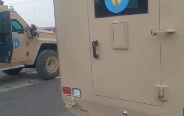 Veículo blindado, enviado pelos EUA a Manbij (Síria), com emblema do Conselho Militar de Manbij colado no vidro - Sputnik Brasil