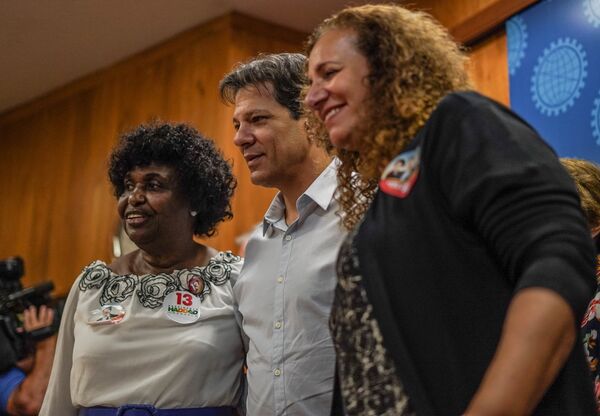 Benedita da Silva (à direita), Fernando Haddad (centro) e Jandira Feghali (à esquerda), posam para foto após coletiva de imprensa no Rio de Janeiro. Benedita da Silva (à direita), Fernando Haddad (centro) e Jandira Feghali (à esquerda), posam para foto após coletiva de imprensa no Rio de Janeiro. - Sputnik Brasil