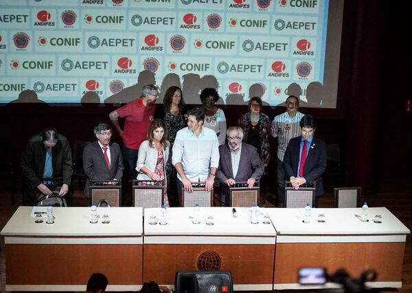 Fernando Haddad, candidato do PT à Presidência da República, participa de debate no Clube de Engenharia no Rio de Janeiro ao lado de cientistas e engenheiros. Fernando Haddad, candidato do PT à Presidência da República, participa de debate no Clube de Engenharia no Rio de Janeiro ao lado de cientistas e engenheiros. - Sputnik Brasil