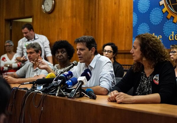Fernando Haddad, candidato do PT à Presidência da República, durante coletiva de imprensa no Clube de Engenharia, no Rio de Janeiro. À mesa, da esquerda para a direita, estão o senador Lindbergh Farias (PT), a deputada federal benedita da Silva (PT) e a também deputada federal Jandira Feghali (PCdoB). Fernando Haddad, candidato do PT à Presidência da República, durante coletiva de imprensa no Clube de Engenharia, no Rio de Janeiro. À mesa, da esquerda para a direita, estão o senador Lindbergh Farias (PT), a deputada federal benedita da Silva (PT) e a também deputada federal Jandira Feghali (PCdoB). - Sputnik Brasil