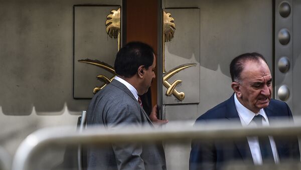 Um oficial saudita abre a porta do consulado da Arábia Saudita em Istambul durante uma manifestação pelo jornalista desaparecido Jamal Khashoggi. - Sputnik Brasil
