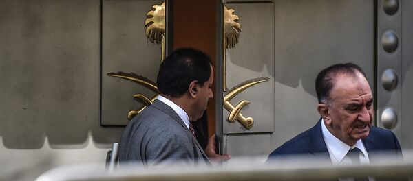 Um oficial saudita abre a porta do consulado da Arábia Saudita em Istambul durante uma manifestação pelo jornalista desaparecido Jamal Khashoggi. Um oficial saudita abre a porta do consulado da Arábia Saudita em Istambul durante uma manifestação pelo jornalista desaparecido Jamal Khashoggi. - Sputnik Brasil