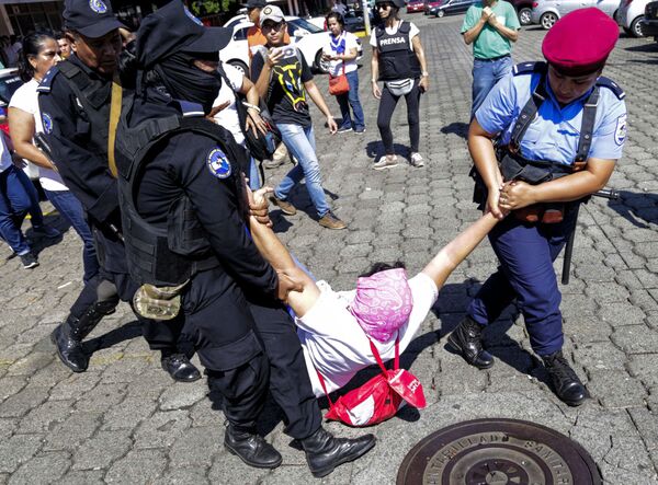 Policiais nicaraguanos detêm uma mulher durante um protesto popular contra o governo do presidente Daniel Ortega em Manágua - Sputnik Brasil
