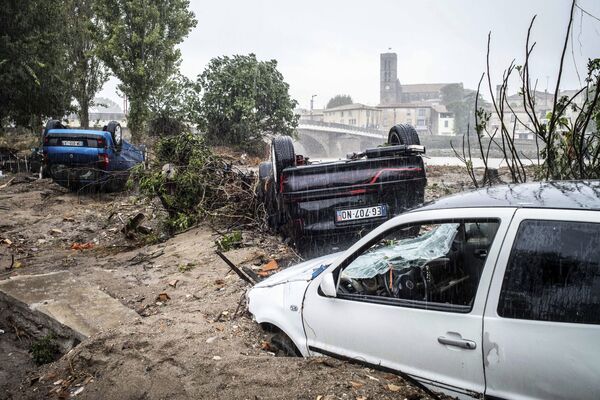 Carros danificados pela inundação na cidade de Trebes, na França - Sputnik Brasil