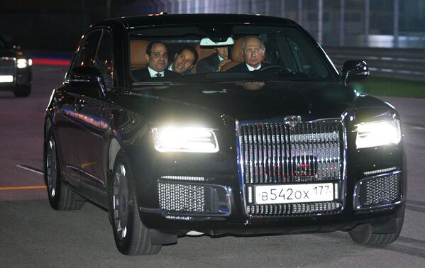 Presidente russo, Vladimir Putin, dirige carro presidencial Aurus junto com seu homólogo egípcio, Abdel Fattah al-Sisi, em Sochi - Sputnik Brasil