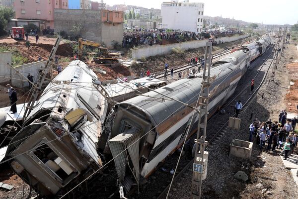 Forças de segurança marroquinas inspecionam lugar de descarrilamento de trem perto da capital do país, Rabat - Sputnik Brasil