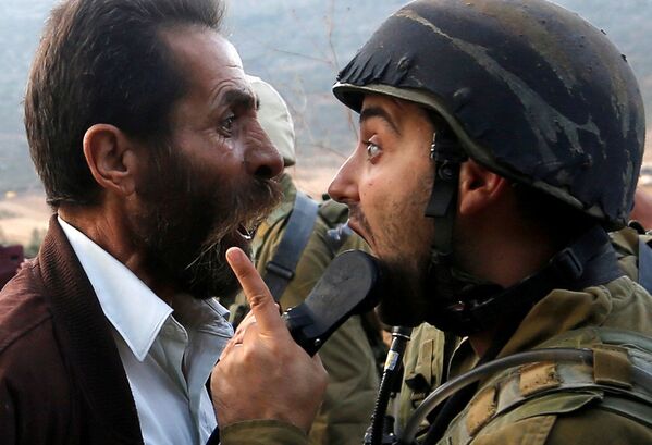 Palestino discute com soldado israelense durante confrontos na Cisjordânia - Sputnik Brasil