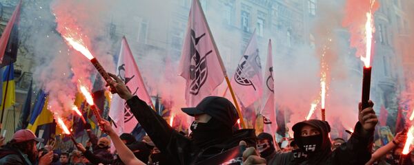 Participantes de marcha nacionalista dedicada ao 76º aniversário do Exército Insurgente da Ucrânia (organização extremista proibida na Rússia) em Kiev - Sputnik Brasil