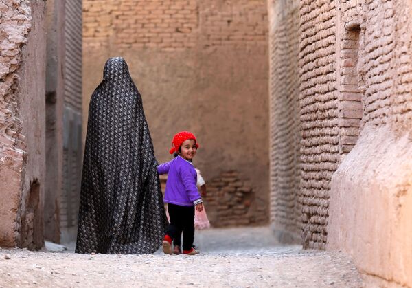 Mulher passeia com uma criança na cidade velha de Herat, no Afeganistão - Sputnik Brasil