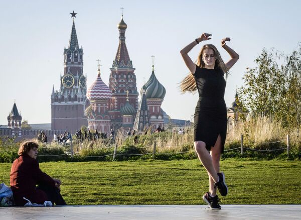 Mulher dança no parque Zaryadye durante o veranico em Moscou - Sputnik Brasil