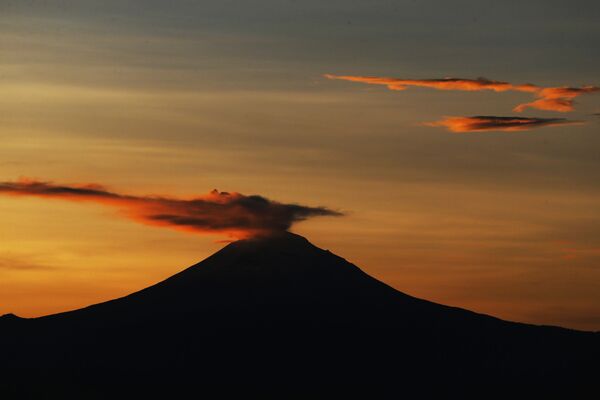 Fumaça se elevando em cima do vulcão Popocatepetl, no México - Sputnik Brasil