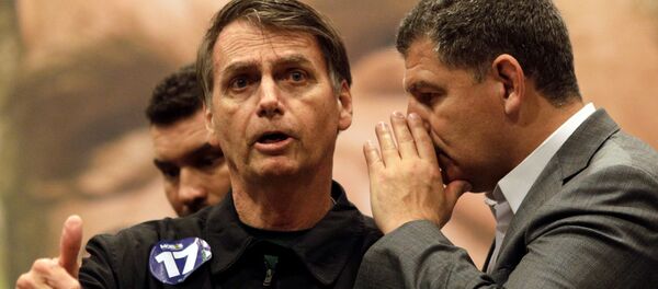 Gustavo Bebianno, presidente do partido PSL, fala a Jair Bolsonaro, candidato à presidencia do Brasil, durante uma coletiva no Rio, em 11 de outubro de 2018 Gustavo Bebianno, presidente do partido PSL, fala a Jair Bolsonaro, candidato à presidencia do Brasil, durante uma coletiva no Rio, em 11 de outubro de 2018 - Sputnik Brasil