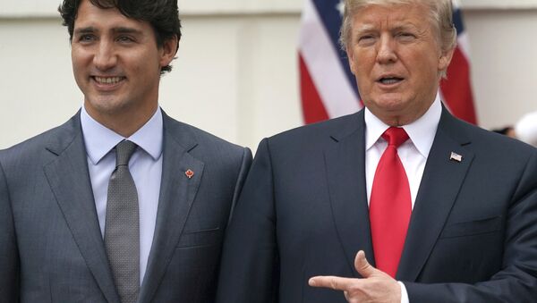 President Donald Trump and Canadian Prime Minister Justin Trudeau pose for a photo as Trudeau arrives at the White House in Washington, Wednesday, Oct. 11, 2017 - Sputnik Brasil