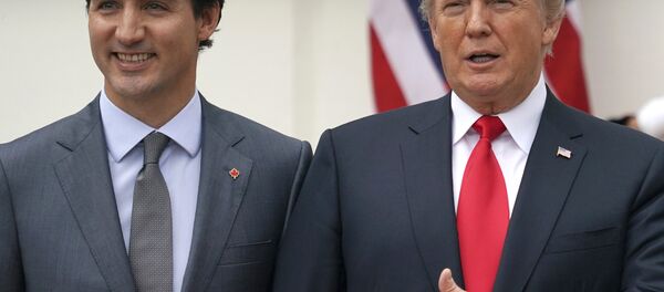 President Donald Trump and Canadian Prime Minister Justin Trudeau pose for a photo as Trudeau arrives at the White House in Washington, Wednesday, Oct. 11, 2017 - Sputnik Brasil