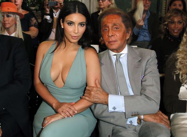 Kim Kardashian e designer de moda Valentino posam para fotógrafos antes da apresentação de novas peças em Paris, em 9 de julho de 2014 - Sputnik Brasil