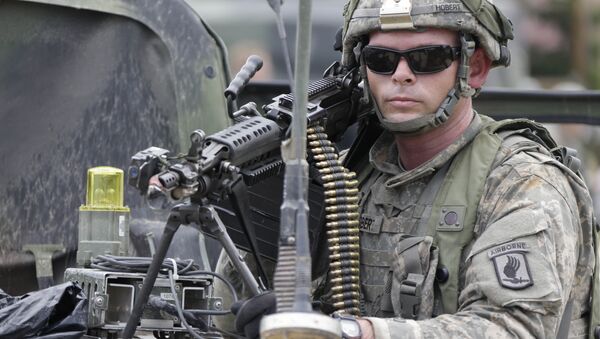 Soldado norte-americano armado (foto de arquivo) - Sputnik Brasil