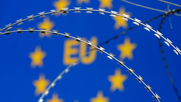 Arame farpado visto na frente da logo da União Europeia (UE) durante um protesto contra cercas ao longo da passagem fronteiriça entre Eslovênia e Croácia. - Sputnik Brasil