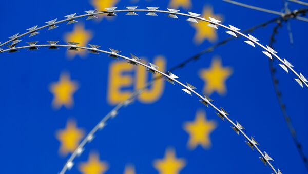 Arame farpado visto na frente da logo da União Europeia (UE) durante um protesto contra cercas ao longo da passagem fronteiriça entre Eslovênia e Croácia. - Sputnik Brasil