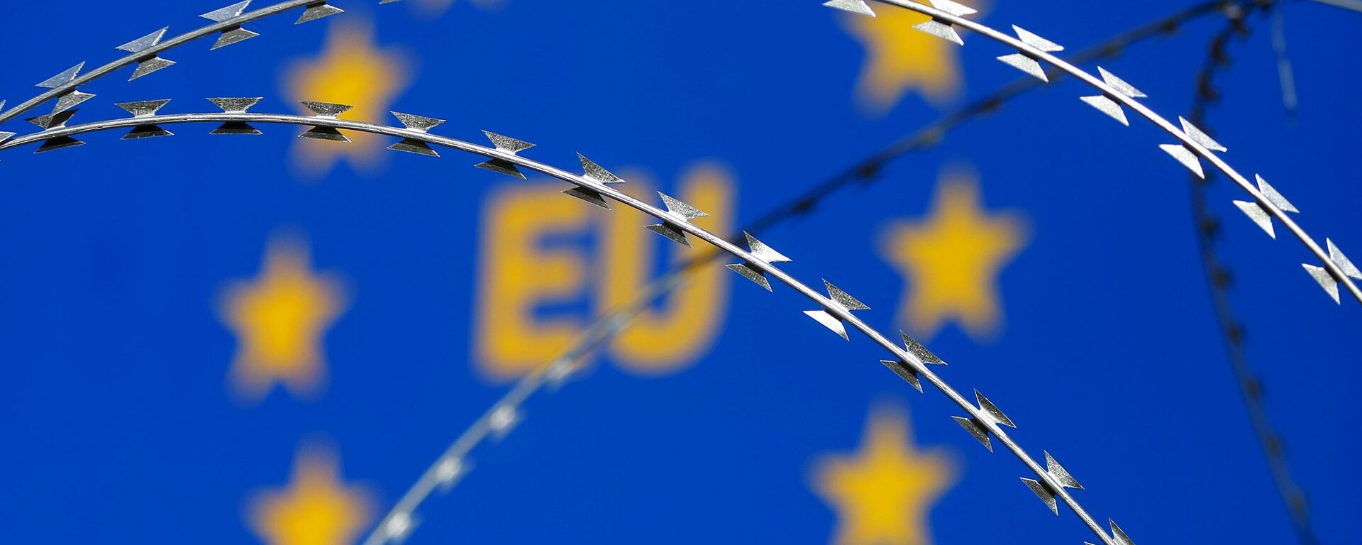 Arame farpado visto na frente da logo da União Europeia (UE) durante um protesto contra cercas ao longo da passagem fronteiriça entre Eslovênia e Croácia. - Sputnik Brasil, 1920, 27.11.2025