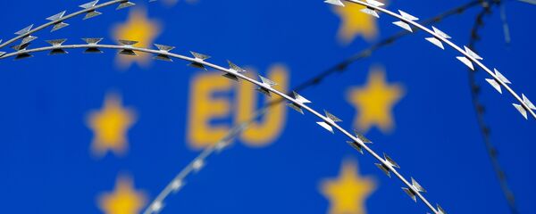Arame farpado visto na frente da logo da União Europeia (UE) durante um protesto contra cercas ao longo da passagem fronteiriça entre Eslovênia e Croácia. - Sputnik Brasil