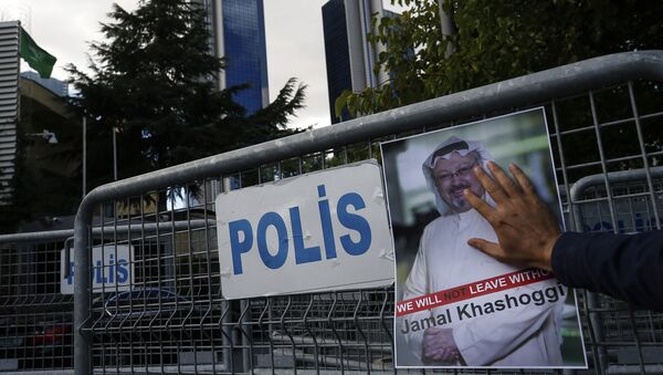 Um pôster do jornalista saudita Jamal Khashoggi, em uma barreira que bloqueia a estrada que leva ao consulado da Arábia Saudita em Istambul. - Sputnik Brasil