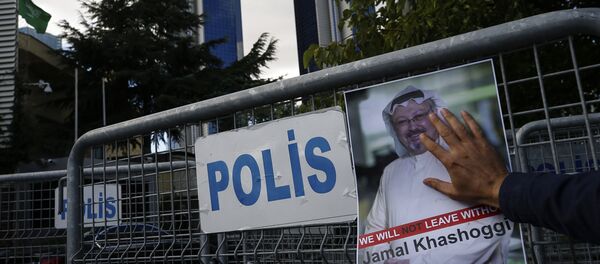 Um pôster do jornalista saudita Jamal Khashoggi, em uma barreira que bloqueia a estrada que leva ao consulado da Arábia Saudita em Istambul. - Sputnik Brasil