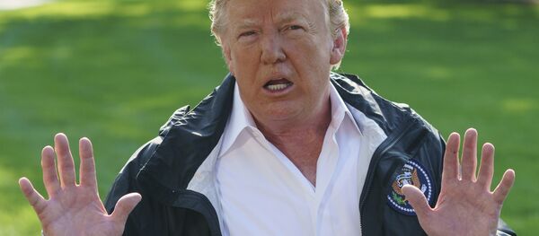 President Donald Trump talks to media before boarding Marine One on the South Lawn of the White House in Washington, Wednesday, Sept. 19, 2018, for the short trip to Andrews Air Force Base en route to Havelock, N.C. - Sputnik Brasil