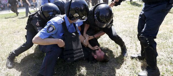 Polícia ucraniana detém manifestante em protesto - Sputnik Brasil