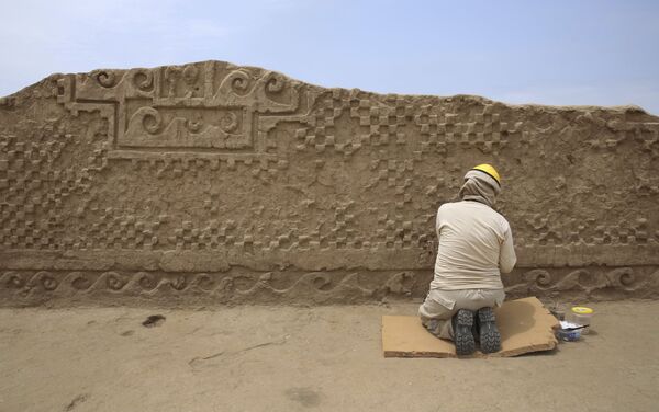Arqueólogo durante a restauração do muro em Chan Chan, Peru - Sputnik Brasil