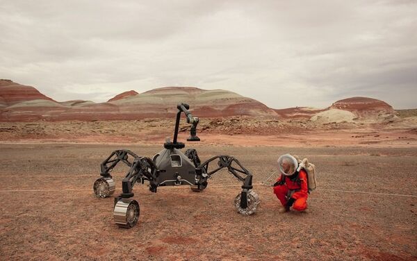 Anastasiya Stepanova perto do rover SherpaTT 3 no deserto de Utah, nos EUA - Sputnik Brasil