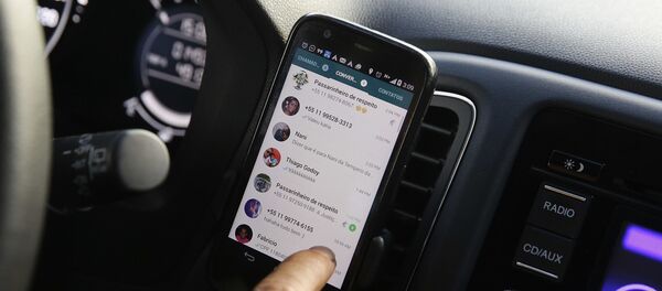 Motorista checando WhatsApp (foto referencial) Motorista checando WhatsApp (foto referencial) - Sputnik Brasil