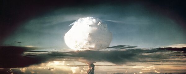 A nuvem de cogumelo do Ivy Mike (codinome dado ao teste) se eleva acima do Oceano Pacífico sobre o Atol Enewetak nas Ilhas Marshall em 1 de novembro de 1952 - Sputnik Brasil
