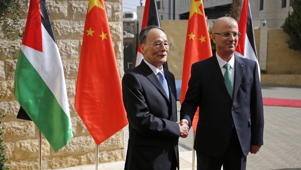 O vice-presidente da China, Wang Qishan, e o primeiro-ministro da Palestina, Rami Hamdallah, em encontro na cidade de Ramallah. - Sputnik Brasil