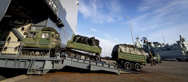 Navio de guerra anfíbio dinamarquês HNLMS Johan de Witt sendo carregado com veículos e material militar antes de participar das manobras da OTAN Trident Juncture 2018 - Sputnik Brasil