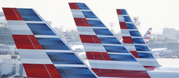 Estabilizadores verticais pintados em jatos da American Airlines estacionados no Aeroporto Internacional de Miami (arquivo) - Sputnik Brasil