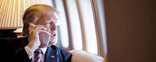 O presidente Donald Trump fala ao telefone a bordo do avião presidencial Air Force One. - Sputnik Brasil
