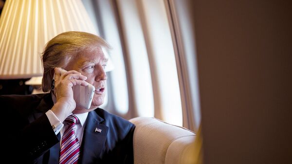O presidente Donald Trump fala ao telefone a bordo do avião presidencial Air Force One. - Sputnik Brasil